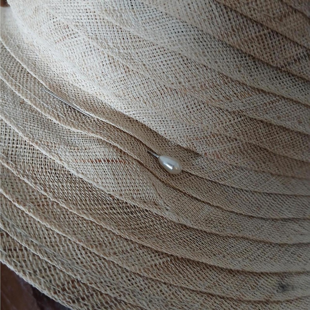 Vintage 50s 60s Beige Tiered Mesh Cloche Bucket Hat Pearl Pin - Picture 3 of 3